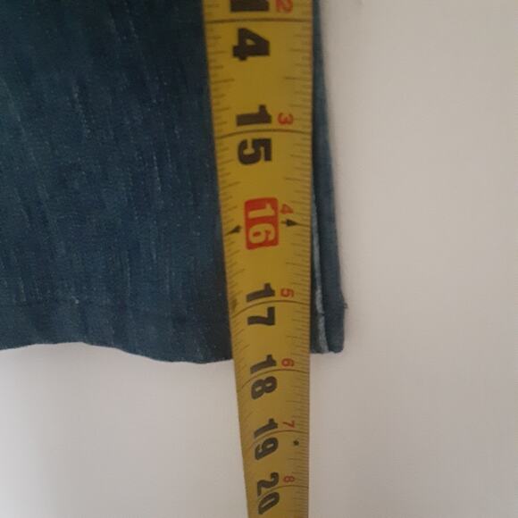 DKNY Women’s Jeans Size 6 Embroidered Back Pockets Whiskers Capris - Picture 9 of 9